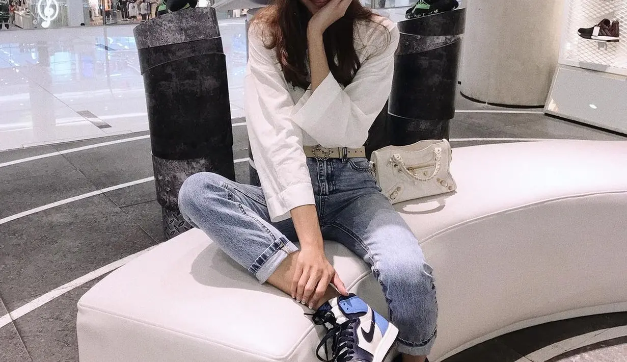 Bagi pecinta sneaker model aman, sesekali bisa memakai model tinggi untuk tampilan edgy (Instagram @miktambayong)