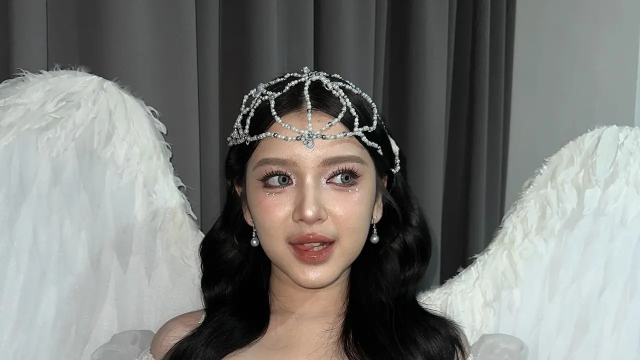 Potret Tiara Andini Tampil Bak Peri dengan Dress Bersayap di Momen Peluncuran Album Kedua