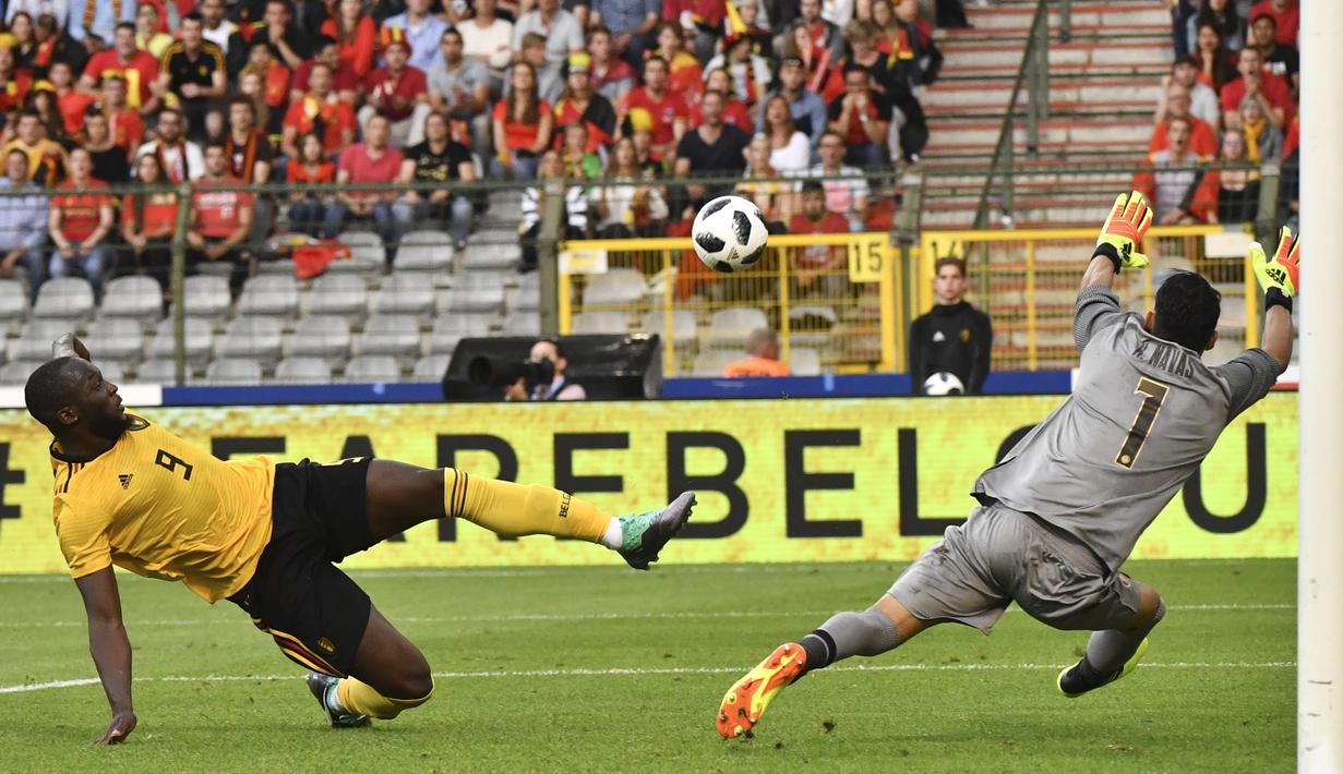 Aksi pemain Belgia, Romelu Lukaku mengecoh kiper Kosta Rika, Keylor Navas pada laga uji coba di King Baudouin stadium, Brussels, (11/6/2018). Belgia menang 4-1. (AP/Geert Vanden Wijngaert)