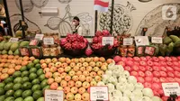 Pramusaji menjaga booth buah-buahan di sela-sela pembukaan supermarket Ranch Market di Lippo Mall Puri, Jakarta, Jumat (12/11/2021). Ranch Market berlokasi di area grand central mengusung konsep unik dengan menggandeng beberapa brand food dan beverages lokal. (Liputan6.com/Fery Pradolo)