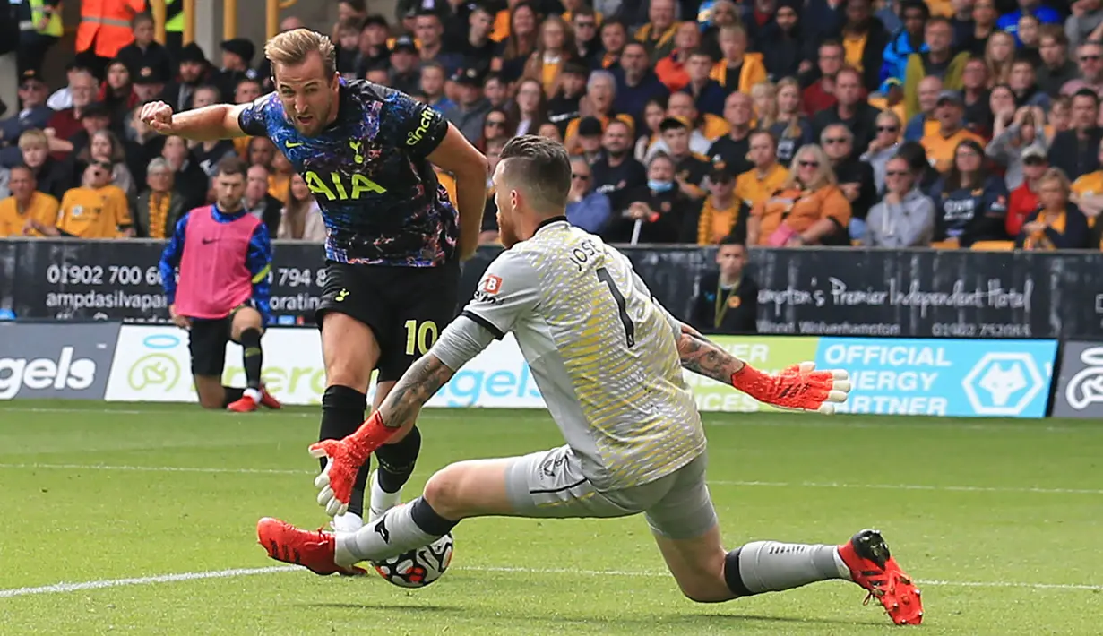 Masuk menggantikan Son di menit ke-76, Harry Kane nyaris gandakan keunggulan Spurs. Kiper Jose Sa masih bisa mengamankan gawangnya walau kane lolos dari jebakan offside. Gol tunggal Tottenham Hotspurs akhirnya bertahan hingga peluit akhir pertandingan dibunyikan. (Foto: AFP/Lindsey Parnaby)