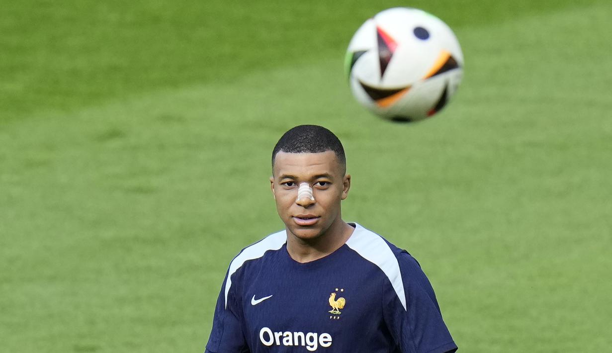 Pemain Prancis, Kylian Mbappe terlihat berlatih jelang laga Grup D melawan Belanda di Home Deluxe Arena Stadium, Paderborn, Jerman, Rabu (19/06/2024) waktu setempat. (AP Photo/Hassan Ammar)