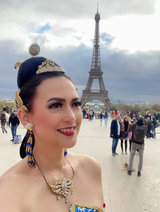 "Misi perjalanan ke Eropa kali ini, sesungguhnya adalah utk menebarkan virus cinta budaya, dan memperkenalkan budaya kita seluas mungkin," tulisnya sebagai keterangan foto yang diunggah pada 3 November lalu. [Instagram/irawbw]