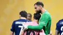 Kiper PSG, Gianluigi Donnarumma, memeluk pemain Inter Miami, Lionel Messi, pada babak 16 besar Piala Dunia Antarklub 2025 di Mercedez-Benz Stadium, Atlanta, Minggu (29/06/2025) malam WIB. (AP Photo/Mike Stewart)