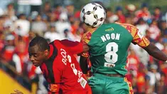 Pemain Persijap Jepara, Evaldo Silva (kiri) dan pemain Sriwijaya FC, Ngon A Djam (kanan), pada leg pertama semifinal Copa Indonesia di Stadion Gelora Bumi Kartini, Jepara, Sabtu (20/6). FOTO ANTARA/R. Rekotomo
