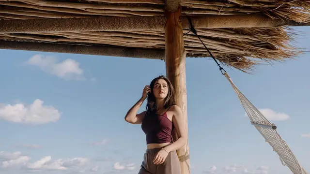 Ranty Maria memesona kala di pantai (Instagram/rantymaria)