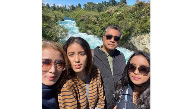 Keluarga Dede dan Sendy selalu harmonis dan jauh dari gosip tak sedap. Ia dan keluarganya pun kerap berlibur bersama ke luar negeri.