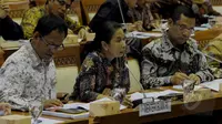 Menteri BUMN Rini Soemarno (tengah) dan Menteri Perindustrian Saleh Husein (kanan) saat mengikuti rapat dengar pendapat dengan anggota Komisi VI di Senayan, Jakarta, Senin (6/4/2015). Rapat ini membahas tentang dana desa.(Liputan6.com/Andrian M Tunay)