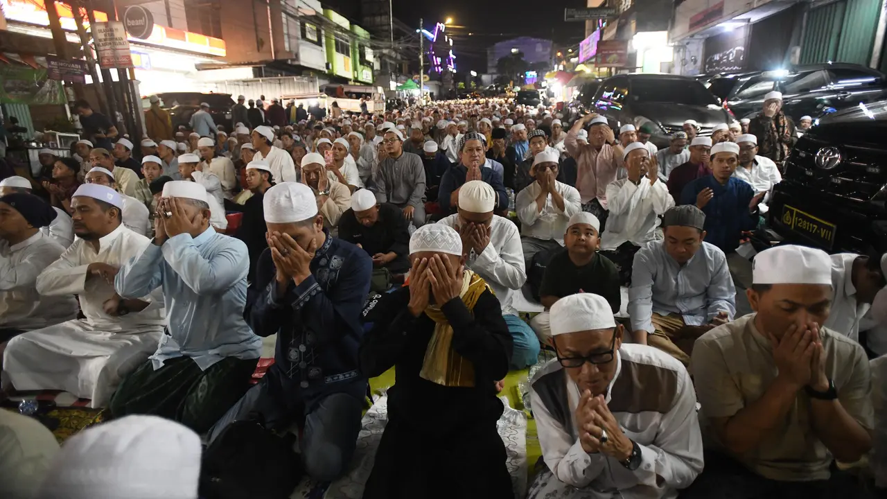 Membludak, Ribuan Jemaah dari Berbagai Wilayah Salat Tarawih di Masjid An Nur Empang Bogor