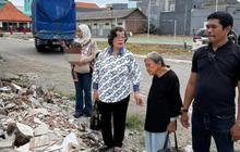 4 Orang Angkat Tangan dan Kaki Saya Terus Dibawa Keluar Rumah