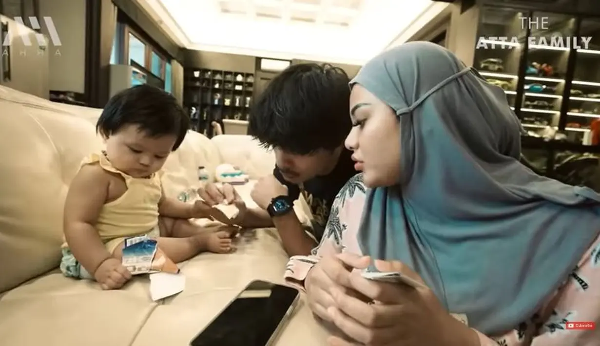 Atta Halilintar, dengan sigap mengobati kaki sang putri yang berdarah. (Foto: YouTube)