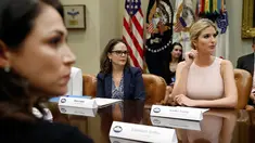 Ivanka Trump dalam sebuah pertemuan dengan pasangan tentara membahas masalah mengenai ketenagakerjaan di ruang Roosevelt Gedung Putih, Washington, Rabu (2/8).  Ivanka merupakan penasihat ayahnya yang menjadi Presiden AS. (AP Photo/Alex Brandon)