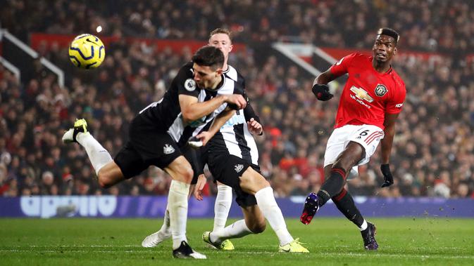 Pemain Manchester United Paul Pogba menendang bola ke gawang Newcastle United pada pertandingan Liga Inggris di Old Trafford, Manchester, Inggris, Kamis (26/12/2019). Manchester United menang 4-1 atas Newcastle United. (Martin Rickett/PA via AP)
