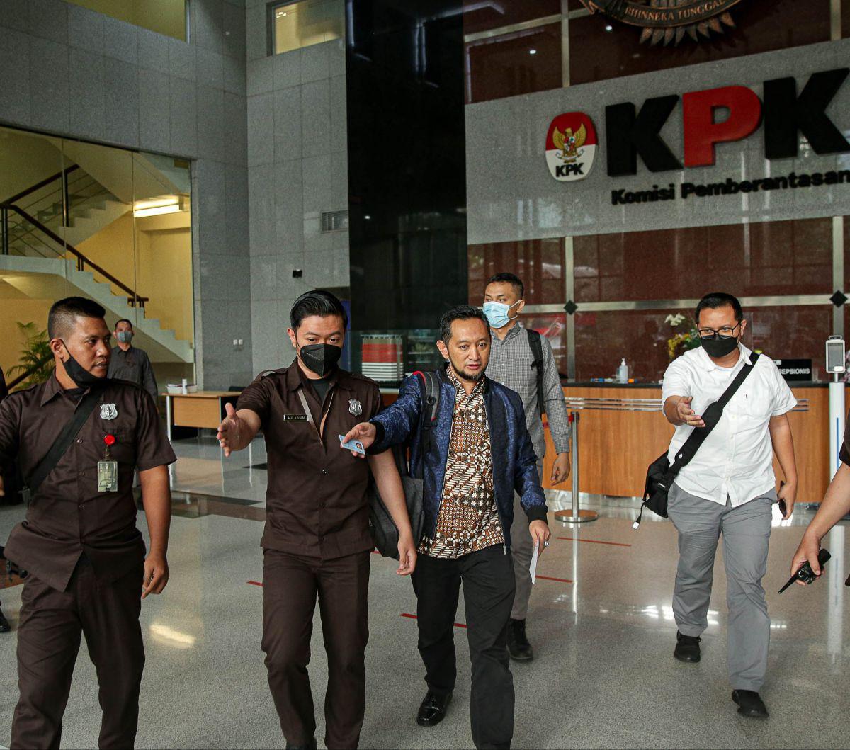 KPK menegaskan tidak akan berhenti menelisik dugaan rasuah yang merugikan negara tak hanya pada Andhi Pramono. Pendalaman Andhi hanyalah pintu masuk terhadap praktek rasuah lain yang terjadi di lingkungan Direktorat Jenderal Bea dan Cukai (DJBC) Kementeri