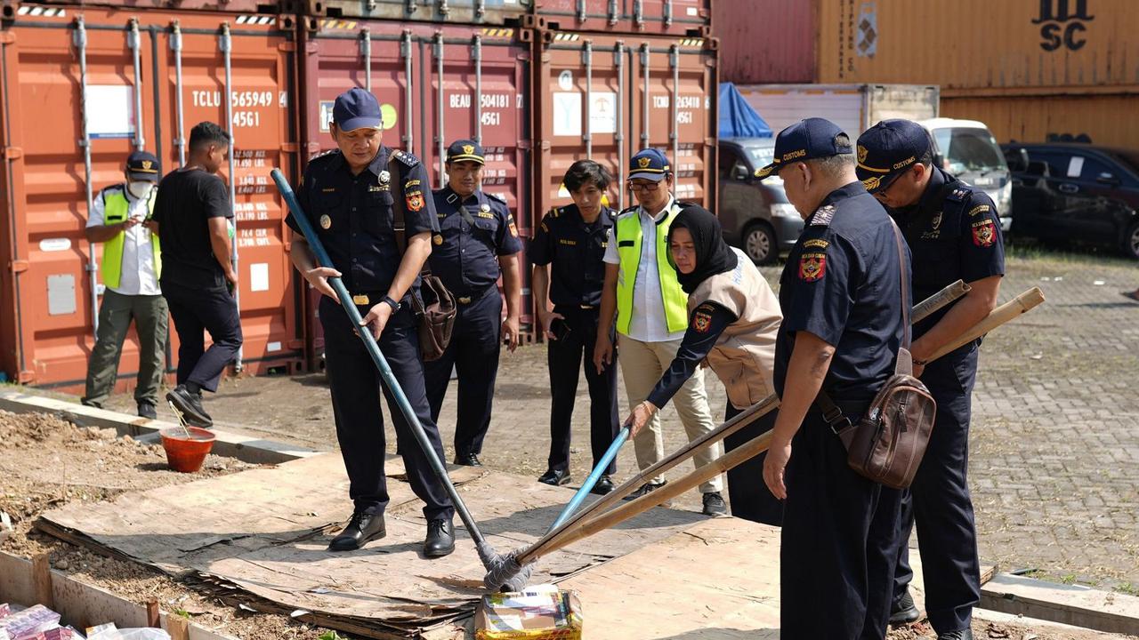 Bea Cukai Tanjung Emas memusnahkan barang-barang ilegal senilai Rp 498,94 juta pada Kamis, 27 Februari 2025. (Istimewa)