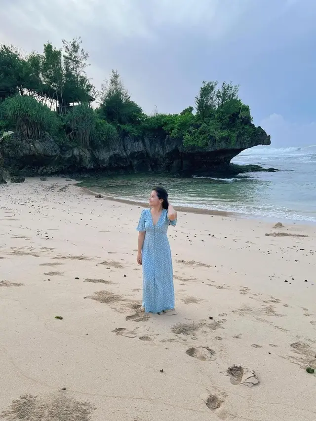 Outfit Prilly Latuconsina dalam Balutan Biru