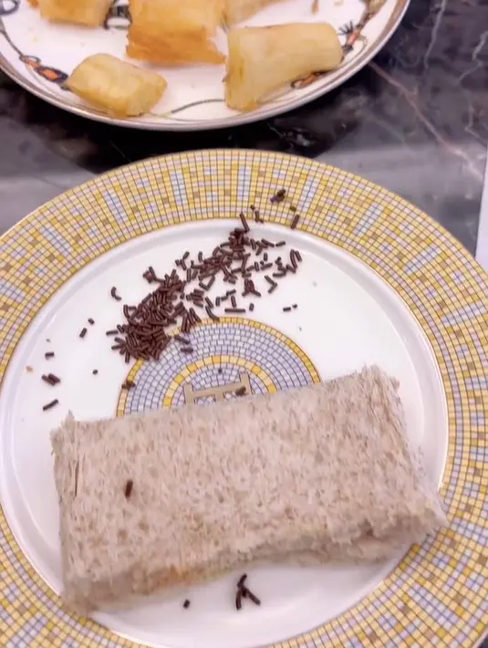 <p>Setelah itu, Aurel membuat sarapan sebelum melakukan aktivitas. Ia memperlihatkan menu sarapannya yaitu roti dan singkong goreng. [Foto: instagram.com/aurelie.hermansyah]</p>