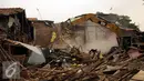 Sebuah eskavator merubuhkan rumah warga di Kampung Pulo, Jakarta, Kamis (20/8/2015). 2200 personil gabungan dari Kepolisian dan satpol PP dikerahkan untuk mengamankan penggusuran warga Kampung Pulo. (Liputan6.com/HelmiFithriansyah)