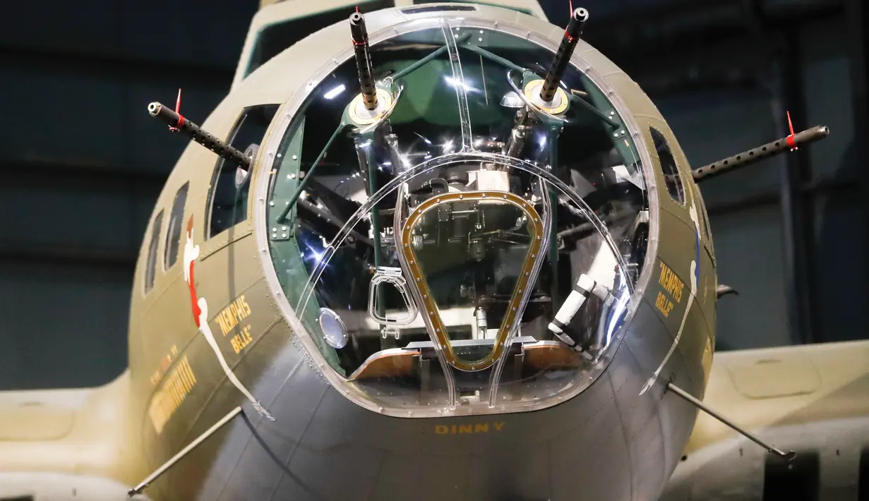 Tampilan depan Boeing B-17 Flying Fortress, Memphis Belle saat dipamerkan di Museum Nasional Angkatan Udara AS, Dayton, Ohio, Rabu (16/5). Memphis Belle terbang perdana pada 28 Juli 1935 dan dipensiunkan tahun 1968. (AP Photo/John Minchillo)