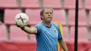 Pelatih Thailand, Milovan Rajevac, menangkap bola saat latihan di Stadion Rajamangala, Bangkok, Jumat (16/11). Latihan ini persiapan jelang laga Piala AFF 2018 melawan Timnas Indonesia. (Bola.com/M. Iqbal Ichsan)