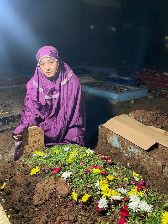 Penuh Haru, Ini 6 Potret Juwita Bahar Bersama Mendiang Ayah Hingga Liang Lahat
