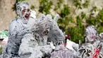 Mahasiswa dari Universitas St Andrews menggelar acara "Raisin Weekend" di Skotlandia, Senin (17/10). "Raisin Weekend" adalah tradisi menyambut mahasiswa baru dengan menyemprotkan busa. (REUTERS/Russell Cheyne)