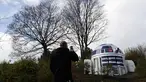 Seorang pria memotret ventilasi bunker nuklir yang dicat oleh ulah kreatif seniman jalanan sehingga menyerupai robot R2-D2 di film Star Wars di sebuah taman di Praha, Republik Ceko, (28/10). (AP Photo/Petr David Josek)