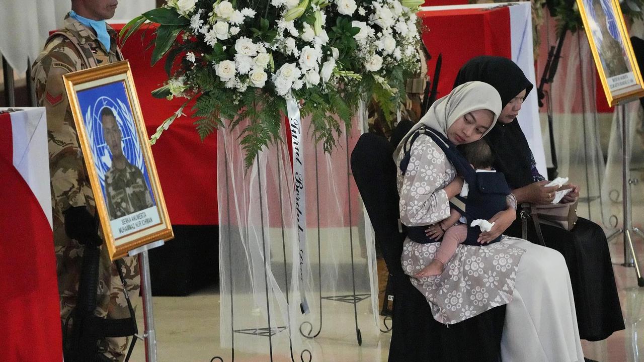 FOTO: Isak Haru Iringi Kepulangan Tiga Prajurit yang Gugur di Lebanon