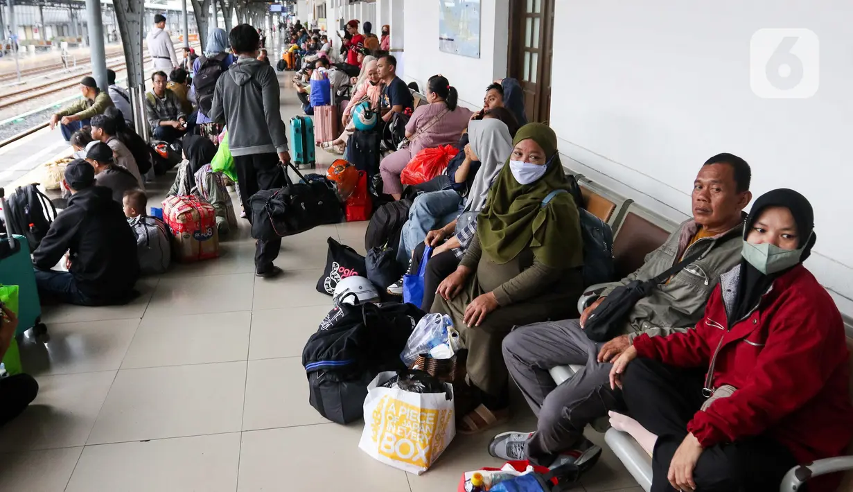 Sementara, Stasiun Gambir melayani keberangkatan 45 Kereta Api Jarak Jauh (KAJJ) dengan kapasitas 21.252 tempat duduk dengan tiket terjual/penumpang yang berangkat 20.856 orang. (Liputan6.com/Herman Zakharia)