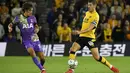 Bek Wolverhampton Wanderers Conor Coady berebut bola dengan penyerang Tottenham Hotspur, Bryan Gil pada putaran ketiga Piala Liga Inggris 2021/2022 di Molineux, Kamis (23/9/2021) dini hari WIB. Tottenham menang adu penalti 3-2, usai imbang 2-2. (AP Photo/Rui Vieira)