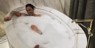 Mantan personil Spice Girls, Mel C menikmati waktunya banget ya saat berada di bathtub. (instagram/melaniecmusic)