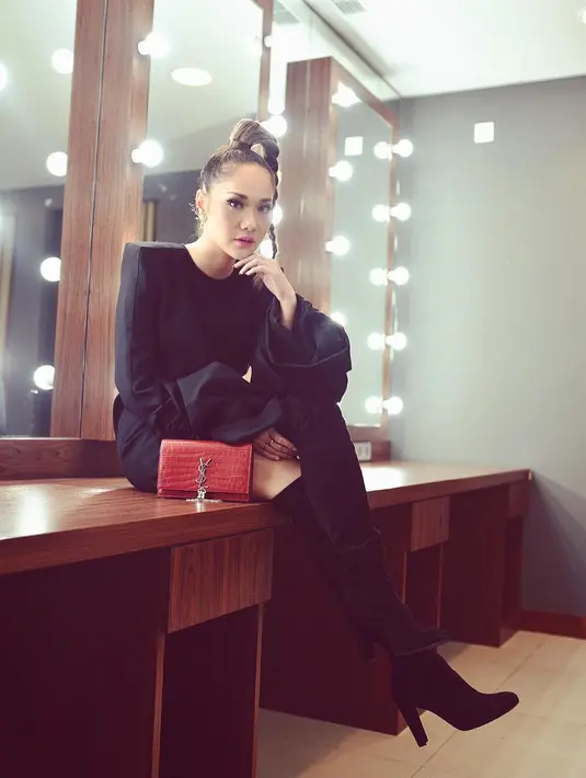 Sama-sama sibuk dengan pekerjaannya membuat BCL dan suami menjadi jarang bertemu. Selain itu  juga dengan anak semata wayang mereka, Noah Sinlair. Meski begitu, ternyata sang anak tidak complain.Instagram/bclsinclair)