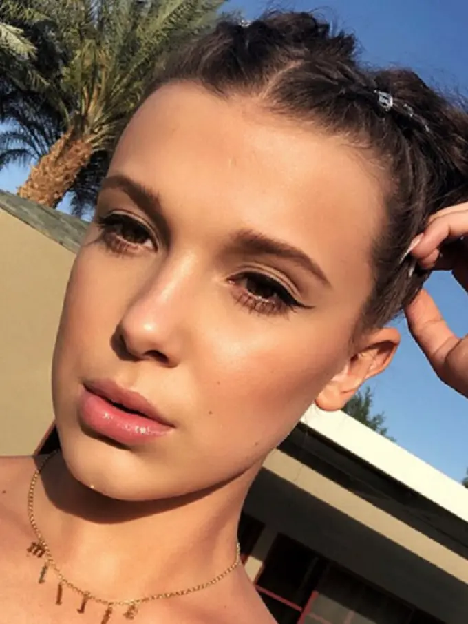 [Bintang] Tampil Quirky di Coachella, Millie Bobby Brown Aplikasikan Gaya Rambut Ini