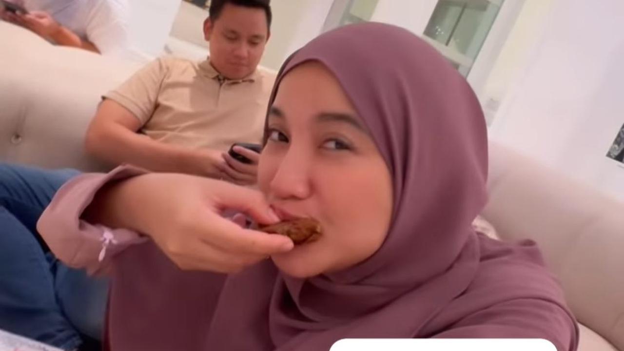 Setelah itu, Chacha Frederica dan suami, Dico Ganinduto bersama Raffi Ahmad dan Nagita tampak menikmati martabak. Tampak waktu menunjukan pukul 00.30 dini hari.<br>