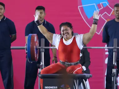 Atlet Para Powerlifting Indonesia, Siti Mahmudah bersorak usai mengangkat beban di kelas Womens Up 79kg Asian Para Games 2018 di Jakarta, Rabu (10/10). Siti Mahmudah meraih perak dengan total angkatan 120 kg. (Liputan6.com/Helmi Fithriansyah)