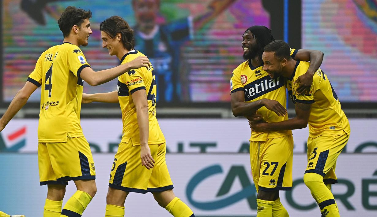 Para pemain Parma merayakan gol yang dicetak oleh Gervinho ke gawang Inter Milan pada laga Liga Italia di Stadion Giuseppe Meazza, Minggu (1/11/2020). Kedua tim bermain imbang 2-2. (AFP/Vincenzo Pinto)
