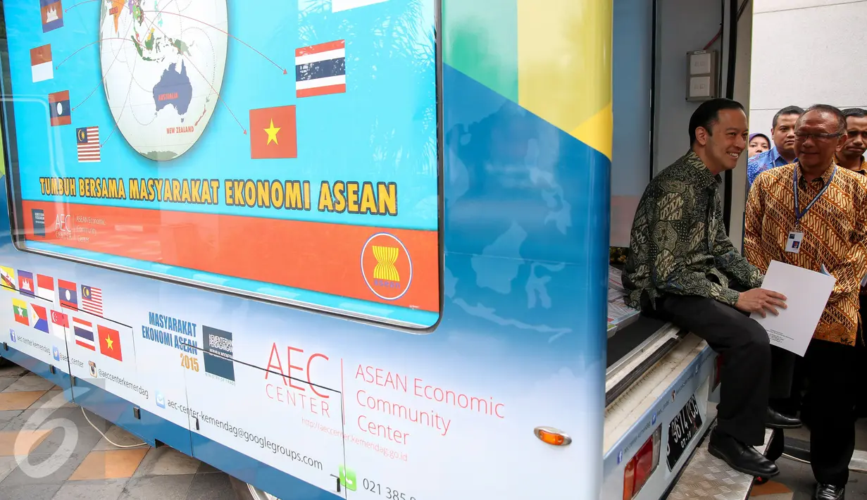 Mendag Thomas Lembong membaca di Mobile magic box saat peluncuran ASEAN Economic Community (AEC) Center di Kemendag, Jakarta, Senin (28/9/2015). AEC Center dibentuk untuk edukasi publik tentang perkembangan dan peluang MEA. (Liputan6.com/Faizal Fanani)