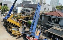 Proses evakuasi crane timpa rumah di Kebayoran Baru