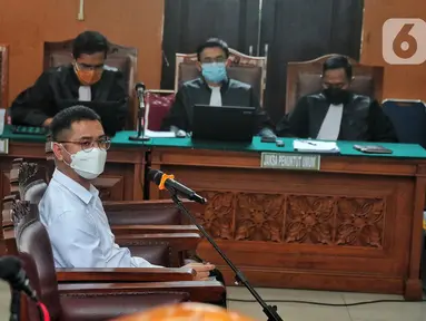Terdakwa kasus merintangi penyidikan atau 'obstruction of justice' pembunuhan berencana terhadap Brigadir Nopriansyah Yosua Hutabarat atau Brigadir J, Irfan Widyanto menjalani sidang lanjutan di Pengadilan Negeri Jakarta Selatan, Kamis (10/11/2022).  Jaksa Penuntut Umum (JPU) menghadirkan tujuh orang saksi dalam sidang lanjutan dengan terdakwa Irfan Widyanto. (Liputan6.com/Angga Yuniar)