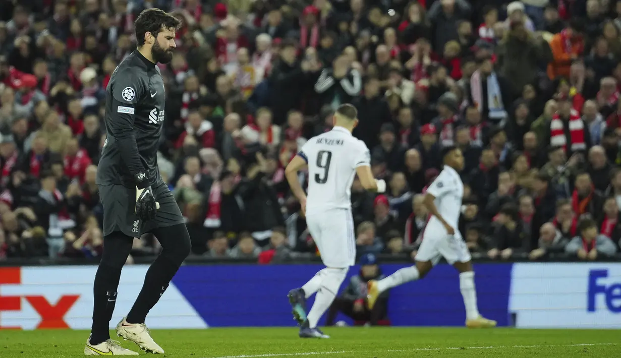 Reaksi kecewa kiper Liverpool, Alisson Becker setelah melakukan blunder saat laga leg pertama Liga Champions 2022/2023 melawan Real Madrid yang berlangsung di Anfield, Rabu (22/02/2023) WIB. Liverpool kalah dengan skor 2-5 dari Real Madrid. (AP Photo/Jon Super)