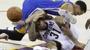 Duel pemain Warriors, Shaun Livingston (34) dan pemain Cavaliers, Deron Williams (31) pada gim keempat Final NBA 2017 di Quicken Loans Arena, (9/6/2017).  (AP/Ron Schwane)