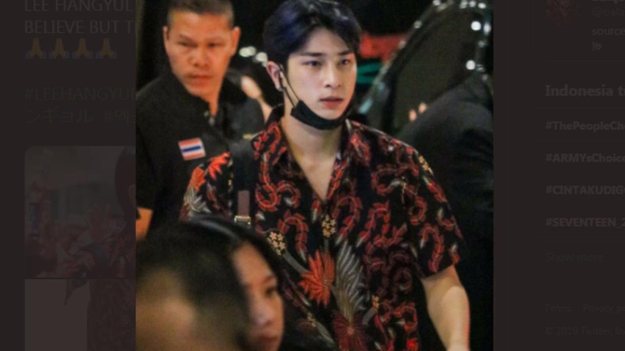 Viral, Lee Hangyul X1 Pakai Batik Pemberian Netizen Indonesia