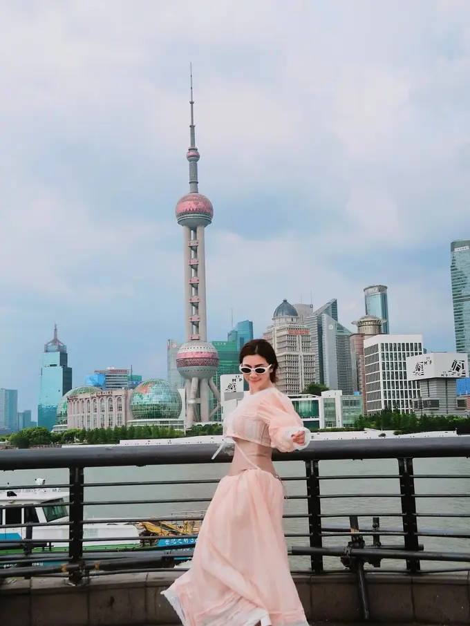 Gaya Liburan Felicya Angelista Liburan ke Shanghai, Percaya Diri dengan Dress Vintage Modern yang Soroti Body Rampin