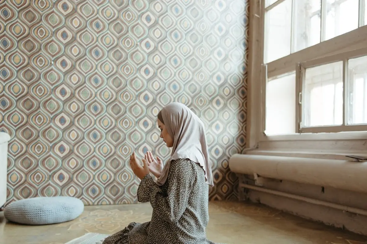 Wanita muslim berdoa setelah sholat (Pexels)