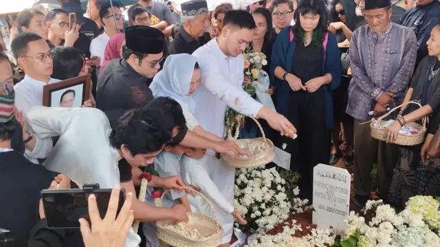 Ray Sahetapy dimakamkan di Taman Pemakaman Umum (TPU) Tanah Kusir, Jakarta Selatan, Jumat (4/4/2205).(M.Altaf Jauhar)