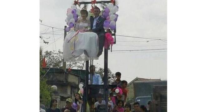 10 Tempat Duduk Pengantin di Nikahan Ini Tidak Biasa, Kocak