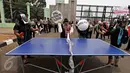 Massa Jaringan Nasional Advokasi Pekerja Rumah Tangga (Jala PRT) melakukan aksi teatrikal tenis meja di depan Gedung DPR, Jakarta, Rabu (7/10). Mereka mendesak DPR dan pemerintah mengesahkan UU Perlindungan PRT. (Liputan6.com/Immanuel Antonius)