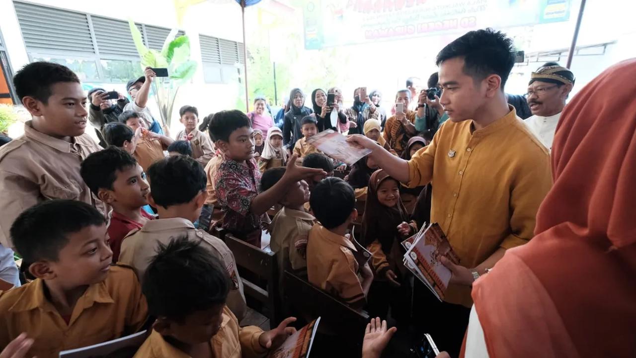Calon presiden nomor urut 2, Gibran Rakabuming Raka tetap bekerja sebagai Wali Kota Solo pada hari ke-10 kampanye Pemilu 2024, Kamis (7/11). <br>