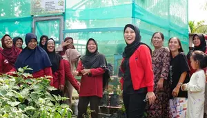 Bakal Calon Wakil Gubernur Sumatera Selatan, Riezky Aprilia saat menemui warga dan kaum perempuan di Sumsel. Dia berharap bisa memberdayakan masyarakat dengan pertanian. (Foto: Istimewa).