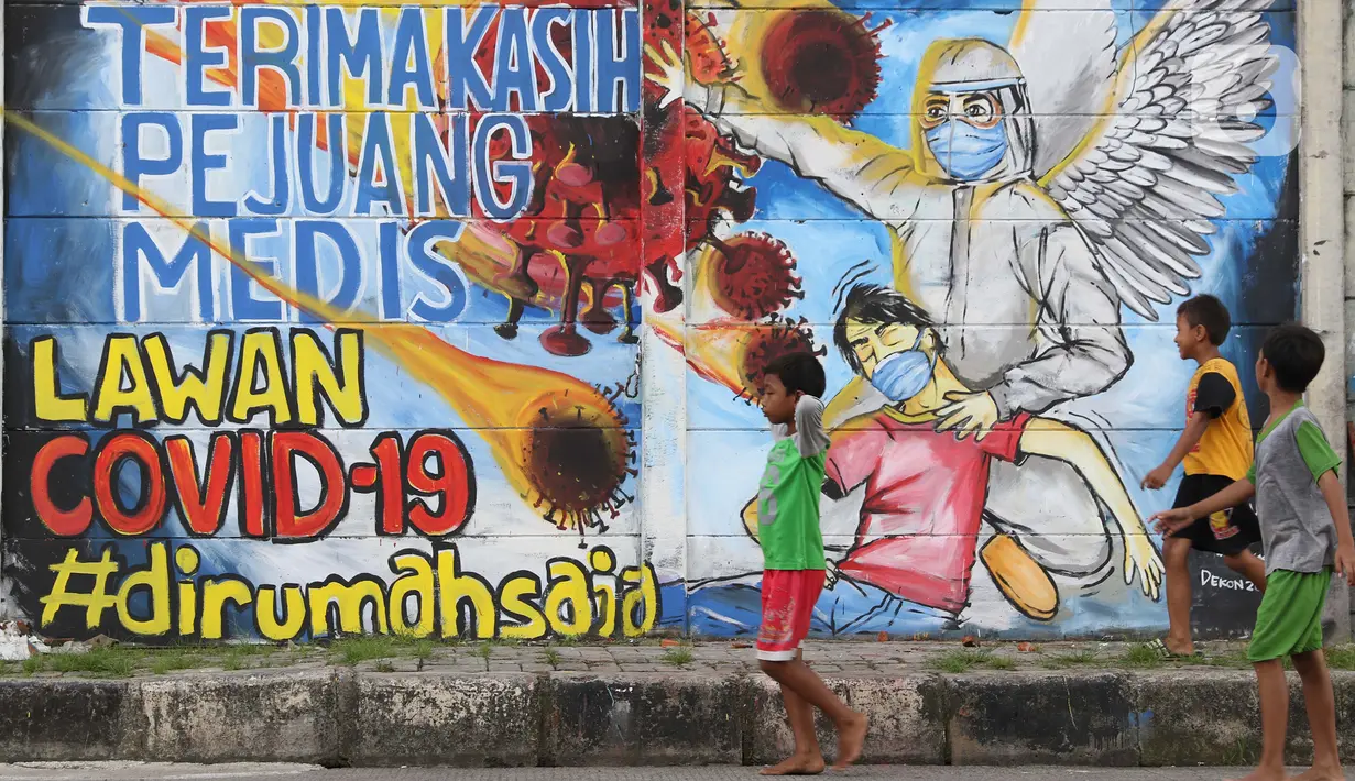 Anak anak melintasi mural ajakan melawan COVID-19 di Depok, Jawa Barat, Selasa (14/4/2020). Pemprov Jawa Barat akan memulai pembatasan sosial skala besar di Bogor, Depok, Bekasi pada Rabu (15/4) dengan menyiapkan anggaran Rp4 triliun sebagai jaring pengaman sosial. (Liputan6.com/Helmi Fithriansyah)